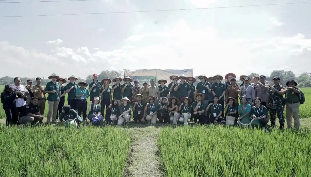 Para delegasi Team Europe, perwakilan pemerintah daerah, dan petani lokal berfoto bersama di tengah hamparan sawah saat kunjungan lapangan dalam rangka program SWITCH-Asia Low Carbon Rice Project, Senin, 1 Juli 2025. Program ini mendukung praktik pertanian rendah emisi dan efisiensi energi pascapanen bagi petani skala kecil. Foto: europa.eu.