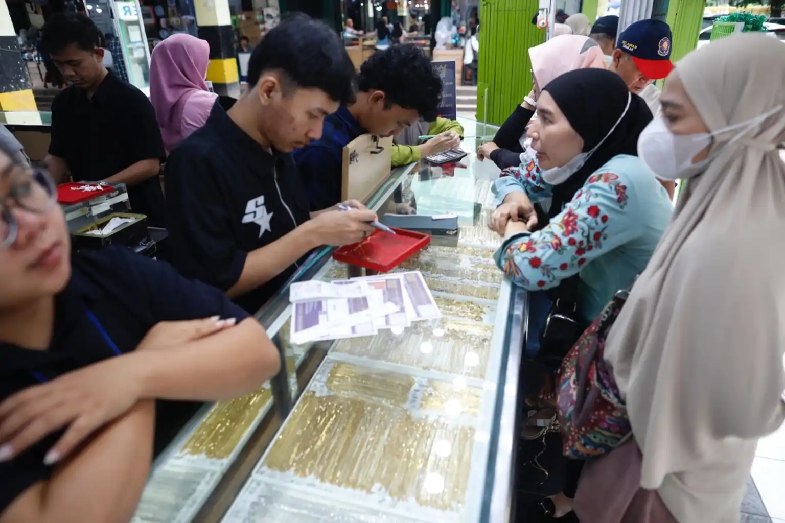 Ketidakpastian fiskal AS dan tenggat tarif Trump dorong permintaan aset aman. Emas spot naik, sementara dolar melemah dua pekan berturut-turut. Foto: KabarBursa/Abbas Sandji.
