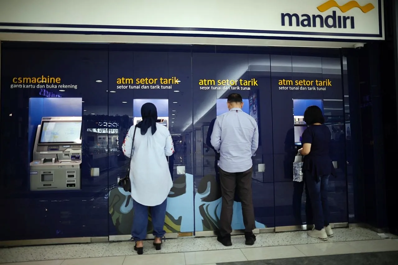 Sejumlah nasabah bertransaksi di ATM Mandiri Mal Kota Kasablanka (Kokas), Kamis, 10 April 2025. (Foto: Dok KabarBursa)