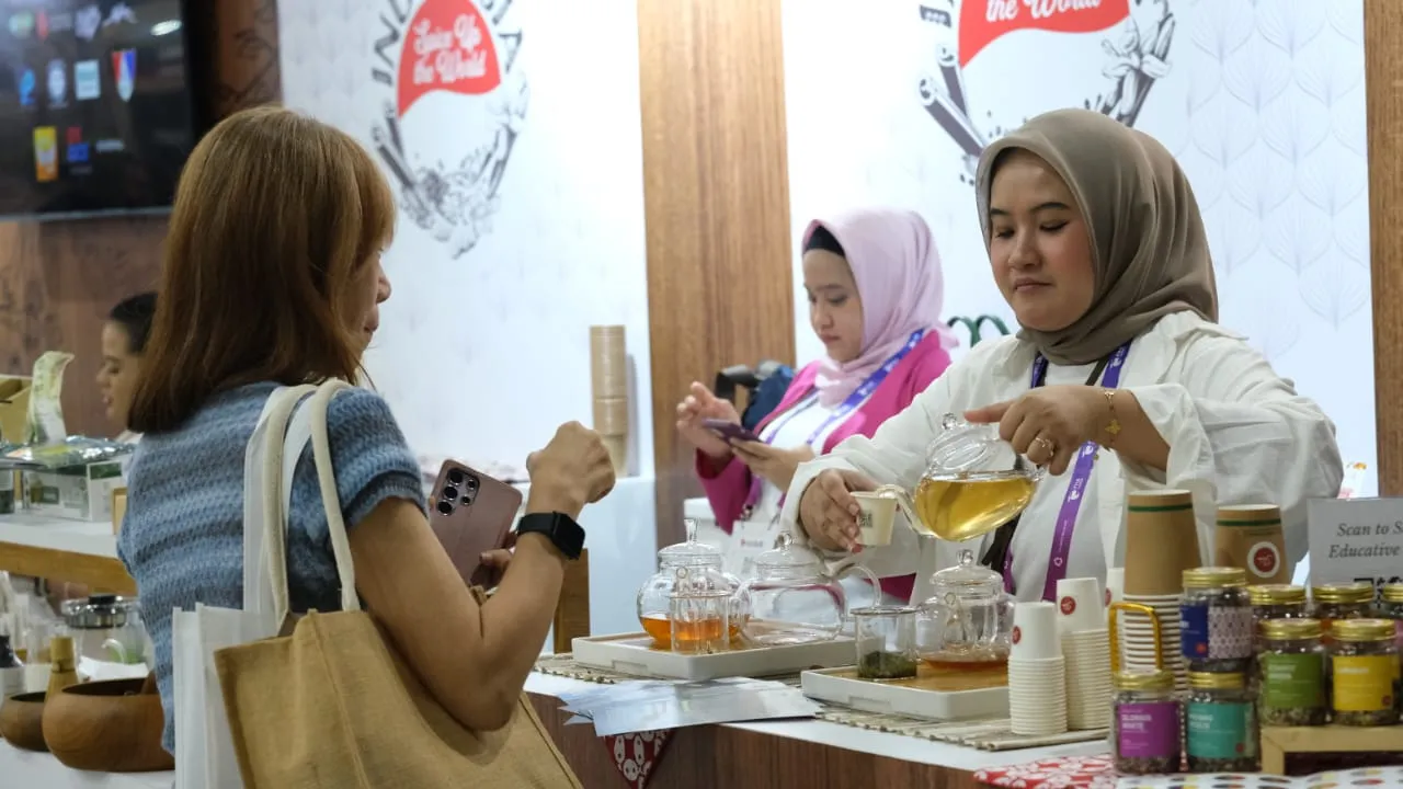 Redha Taufik Ardias membuatkan teh Artisan Tea untuk pengunjung. (Foto: Istimewa)
