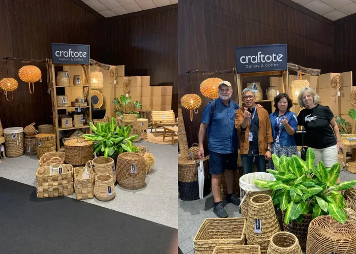 Pendiri Craftote, Thio Siujinata dan Rika Christina (tengah), berpose bersama mitra dan pembeli asing di stan pameran produk kerajinan berbasis serat alam. Pasangan couplepreneur ini berhasil membawa produk ramah lingkungan mereka menembus pasar ekspor Asia dan Amerika melalui program pemberdayaan UMKM BRI. Foto: Dok. BRI.