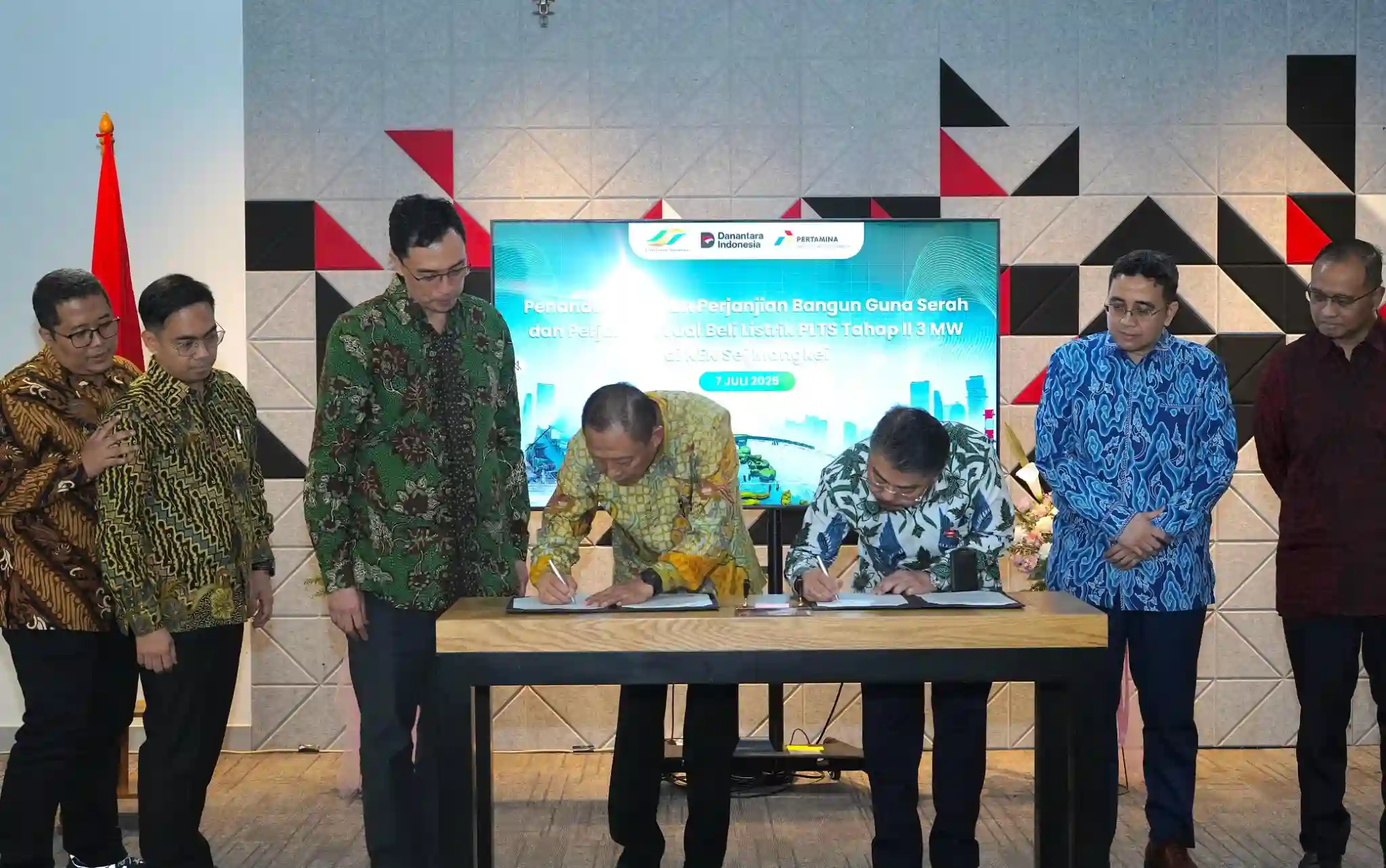 Penandatangan kerja sama antara Pertamina NRE dan PTPN II. (Foto: Istimewa)