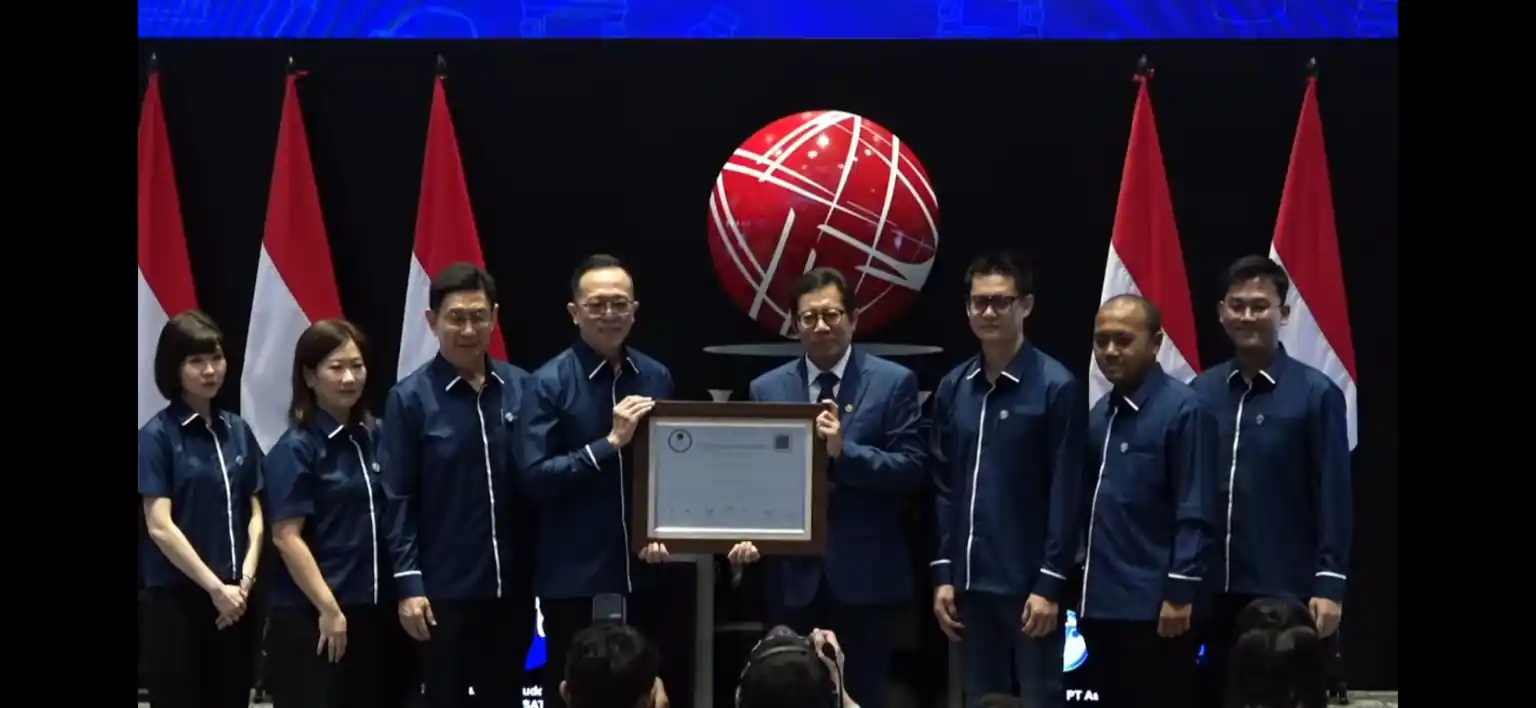 Direktur Utama PT Asia Pramulia Tbk (ASPR), Ricky Winoto (keempat dari kiri), menerima sertifikat pencatatan perdana saham dari perwakilan Bursa Efek Indonesia dalam seremoni Initial Public Offering (IPO) di Gedung BEI, Jakarta, Selasa, 8 Juli 2025. ASPR resmi mencatatkan saham perdana dengan kode emiten ASPR dan menghimpun dana publik sebesar Rp100,69 miliar. Foto: Tangkapan layar YouTube Bursa Efek Indonesia.