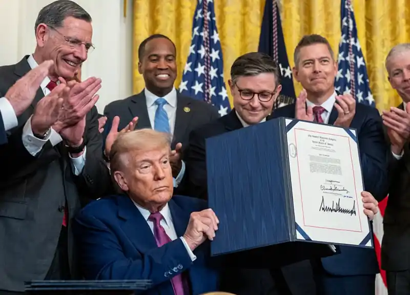Trump anggap defisit dagang RI sebagai ancaman nasional AS. Dia beri ultimatum tarif 32 persen mulai Agustus 2025 jika tak ada perubahan kebijakan. Foto: IG @potus.