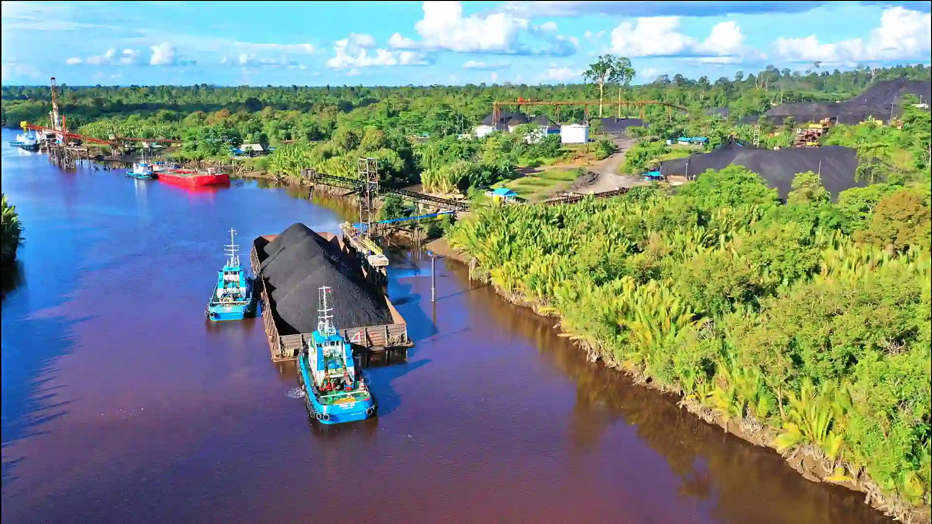 Kapal pengangkut dalam proses barging di situs Mandiri Coal, milik Prima Andalan Mandiri. (Foto: Dok. Mandiri Coal)