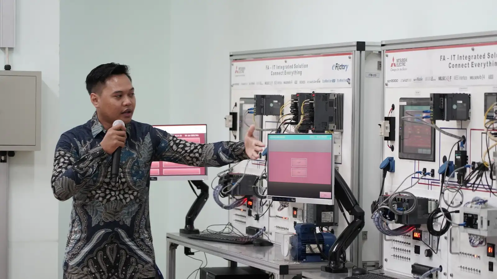 Demonstrasi penggunaan dan knowledge sharing dari Wisnu Bayu Bramantyo (Engineer FAC, Mitsubishi Electric Indonesia) kepada dosen fakultas Teknik industry ITB. Foto: doc Mitsubishi.