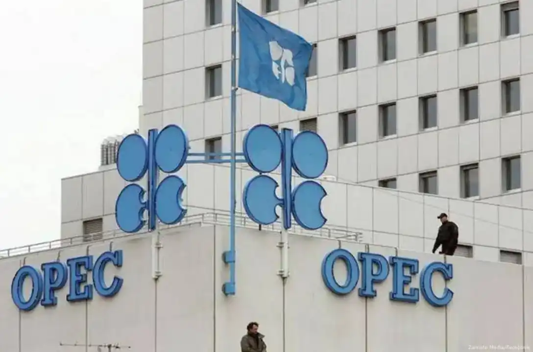 Gedung markas Organisasi Negara-negara Pengekspor Minyak (OPEC) di Wina, Austria. Meski OPEC+ naikkan suplai, pasar minyak tetap ketat. Permintaan global tinggi, China dan AS jadi pendorong konsumsi jelang akhir tahun. Foto: Zamoto Media/Facebook