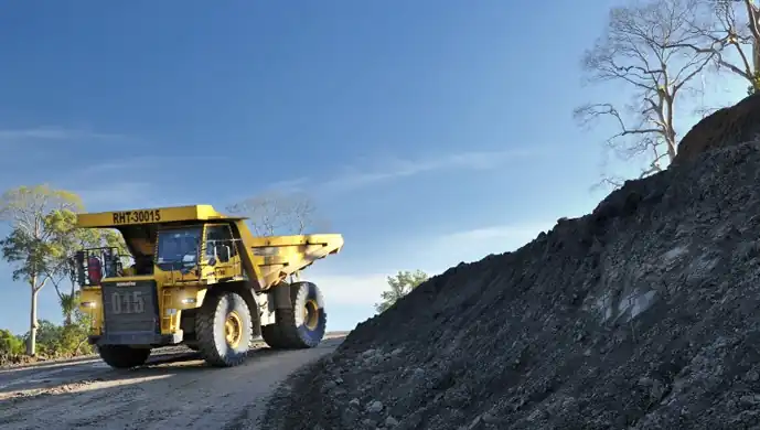 Aktivitas armada angkut batu bara di salah satu area tambang milik PT Atlas Resources Tbk (ARII). Sumber: Foto: Situs resmi ARII (atlas-coal.co.id)