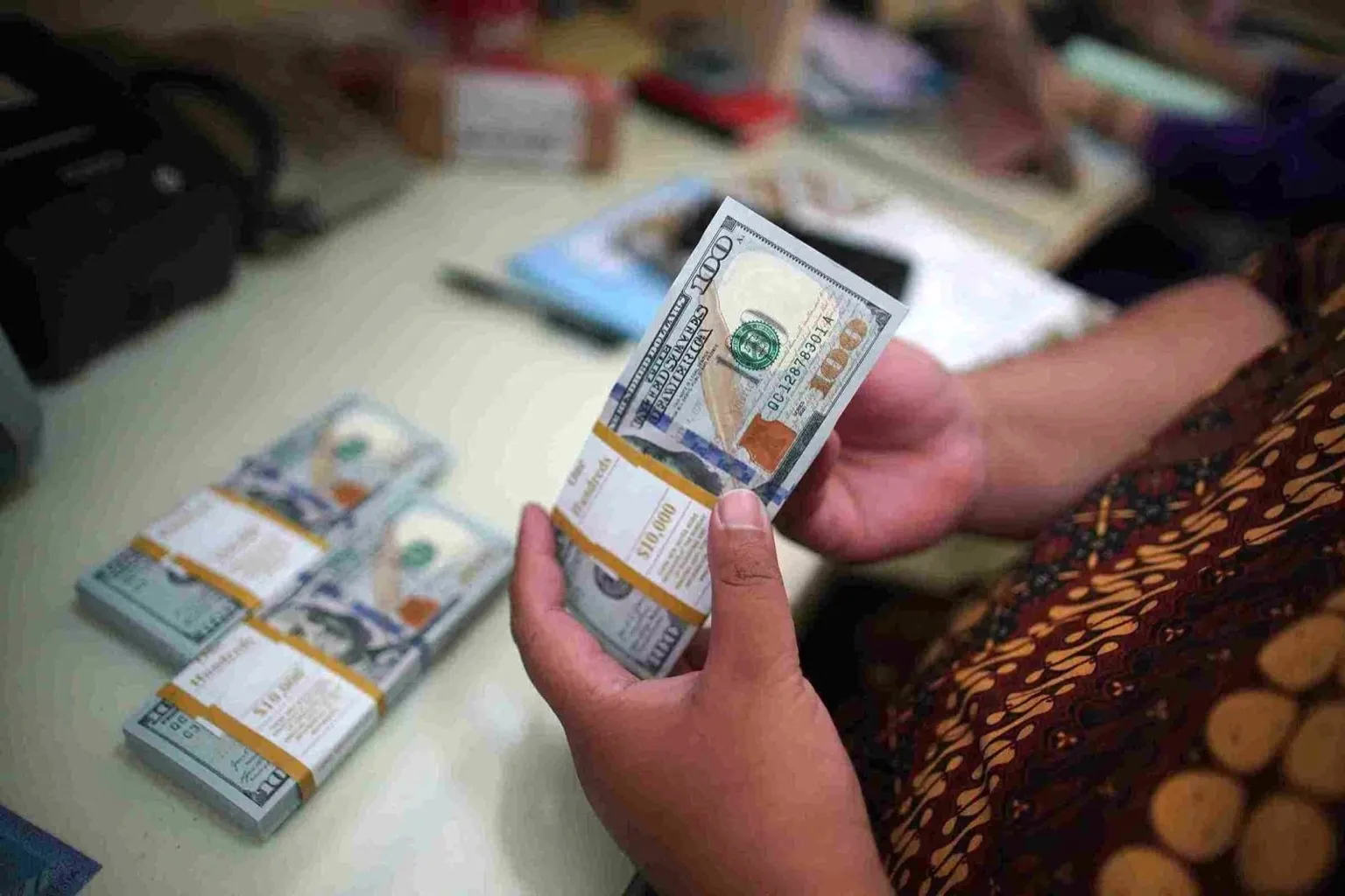 Dolar AS menguat usai Trump umumkan tarif 15–35 persen atas mitra dagang, ganggu kurs euro, yen, hingga dolar Kanada. Foto: KabarBursa/Abbas Sandji.