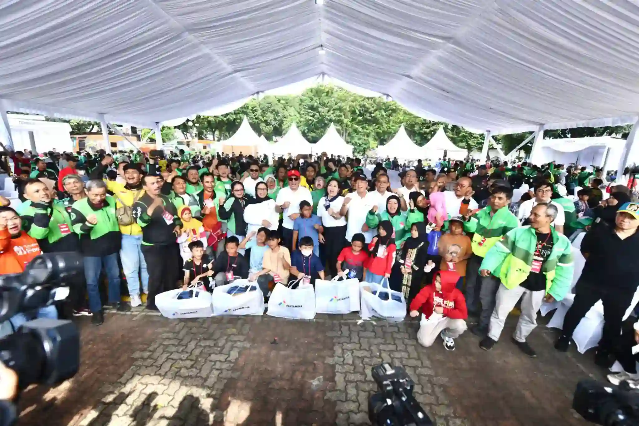 Bersama anak-anak pengemudi ojek, SESAMA Pertamina bagikan keperluan sekolah. (Foto: Istimewa)