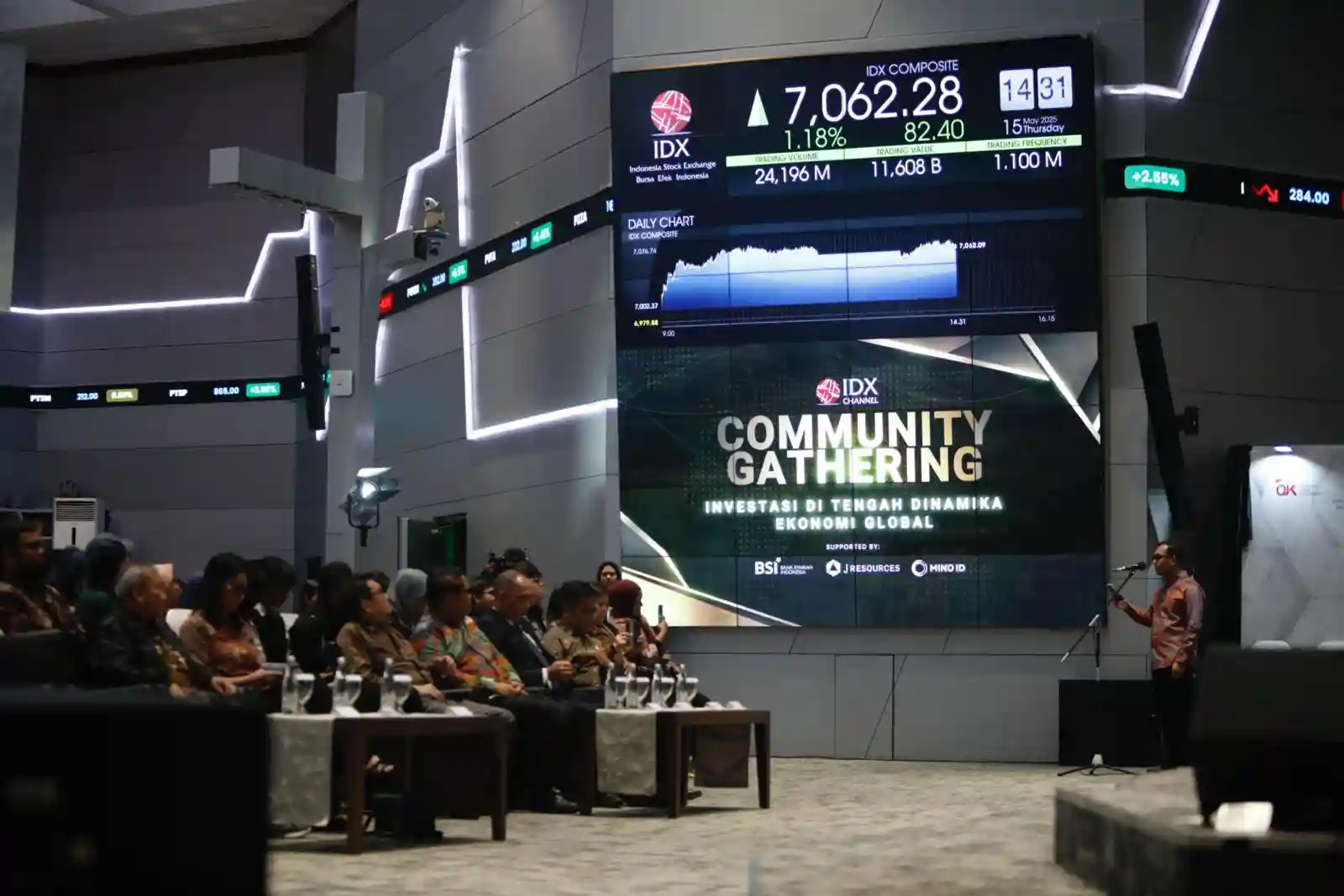 Papan pantau menunjukkan garis hijau, artinya, IHSG bergerak naik saat itu. (Foto: Dok KabarBursa)