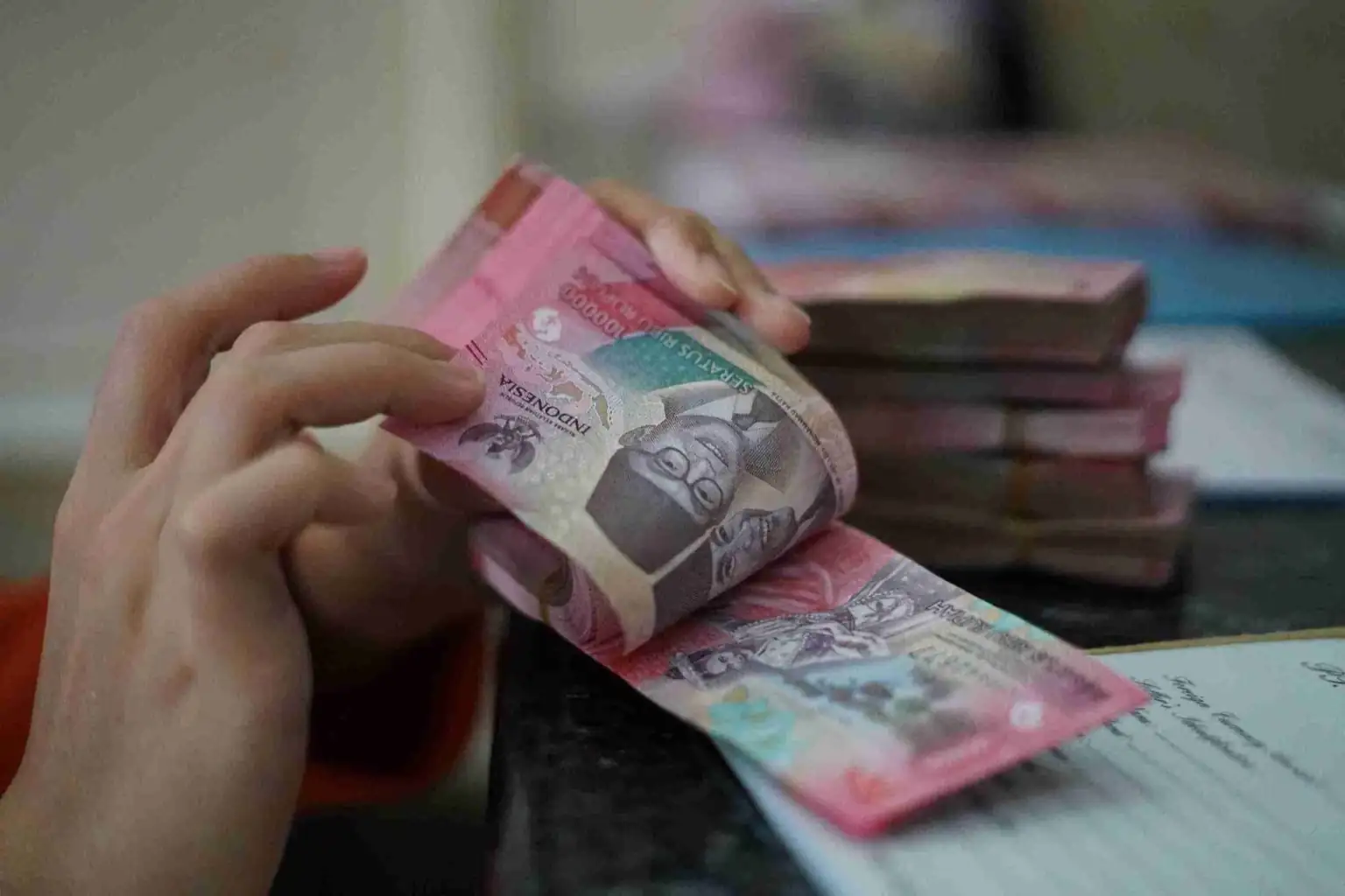 Rupiah melemah ke Rp16.250 per USD akibat tarif dagang AS dan perlambatan ULN RI. Pasar waspadai inflasi dan arah suku bunga The Fed. Foto: KabarBursa/Abbas Sandji.