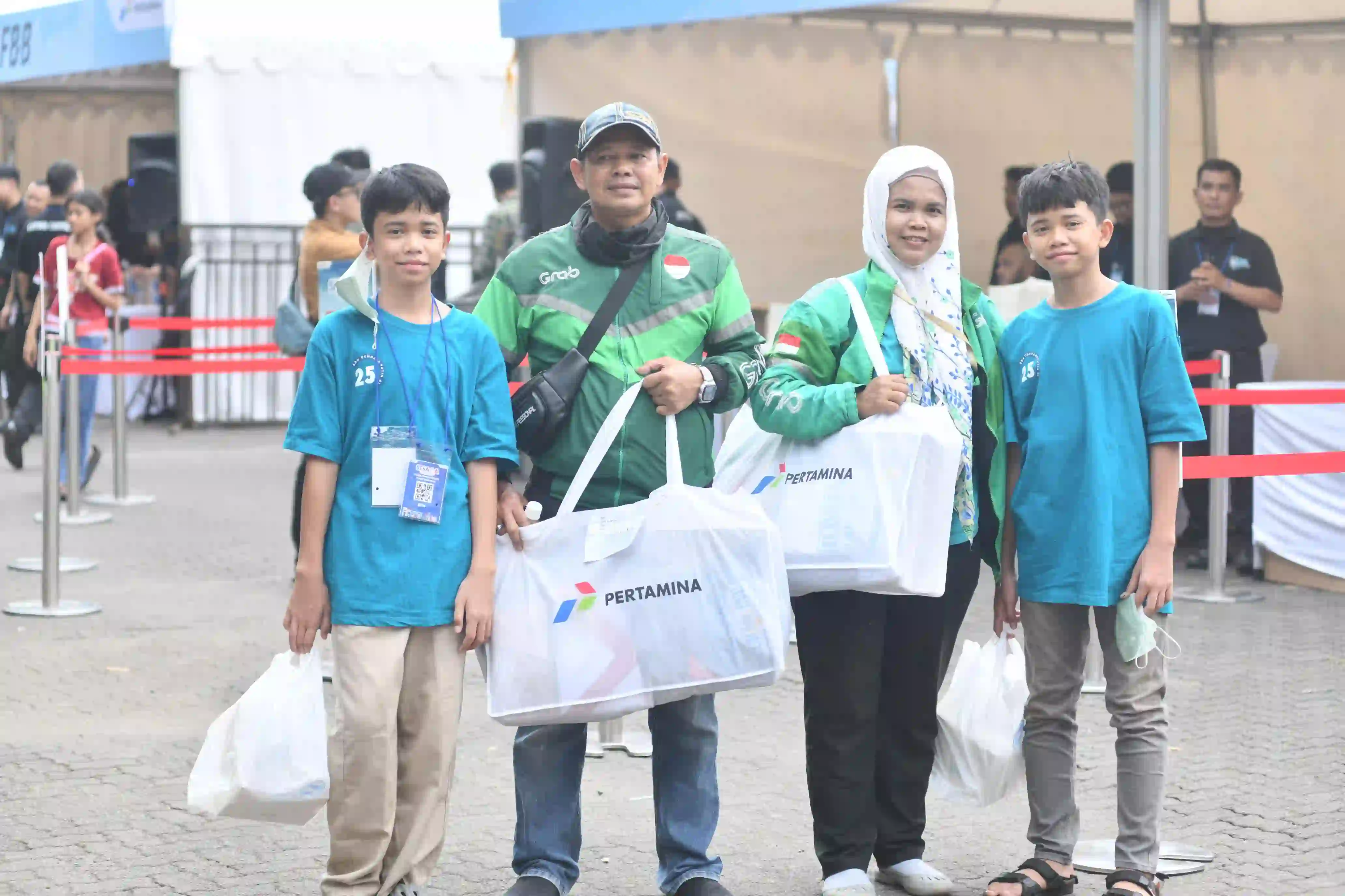 SESAMA merupakan program pemberian seragam dan perlengkapan sekolah kepada anak-anak 