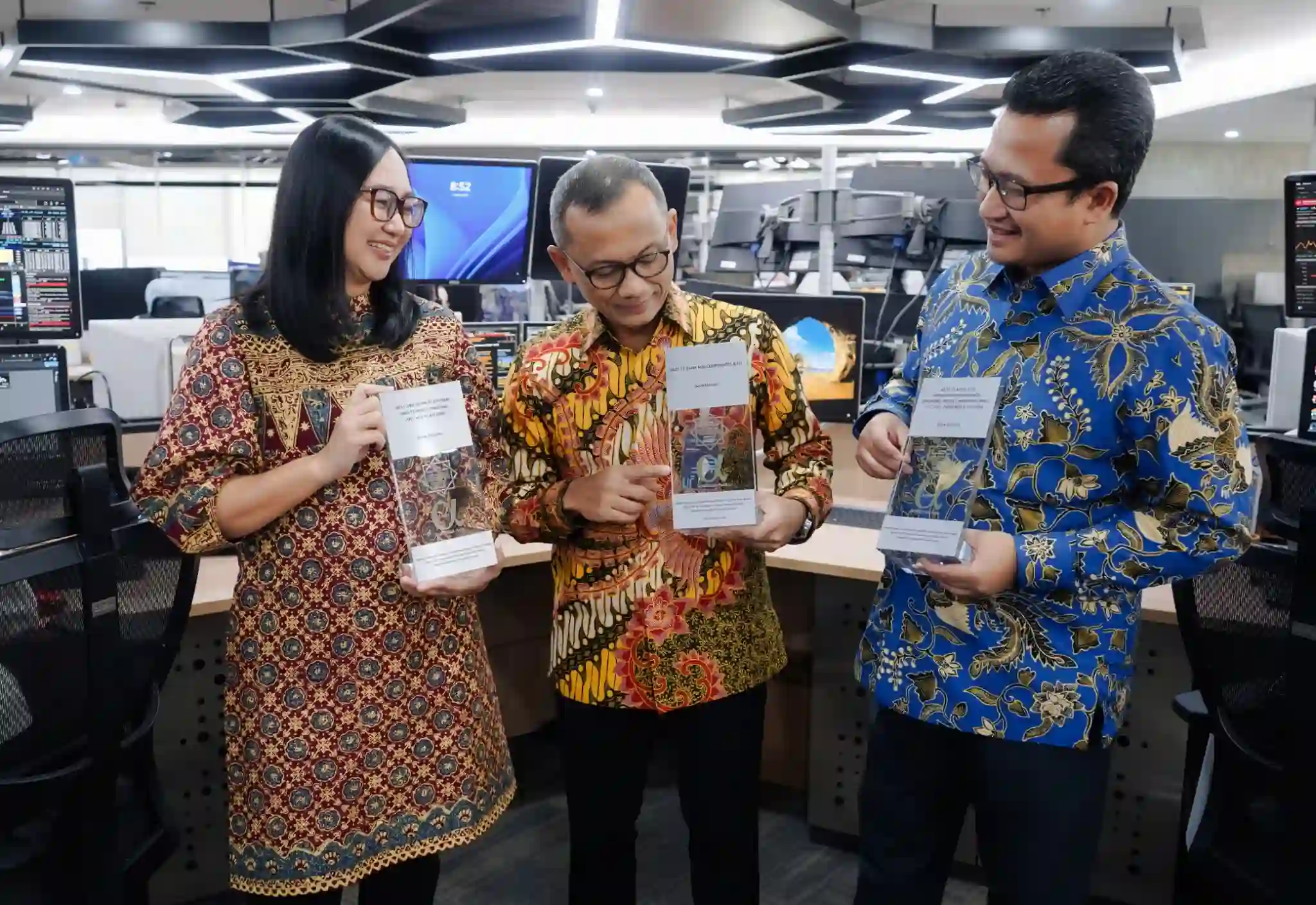 Tiga penghargaan yang berhasil diraih Bank Mandiri di Alpha Southeast Asia. (Foto: Istimewa)