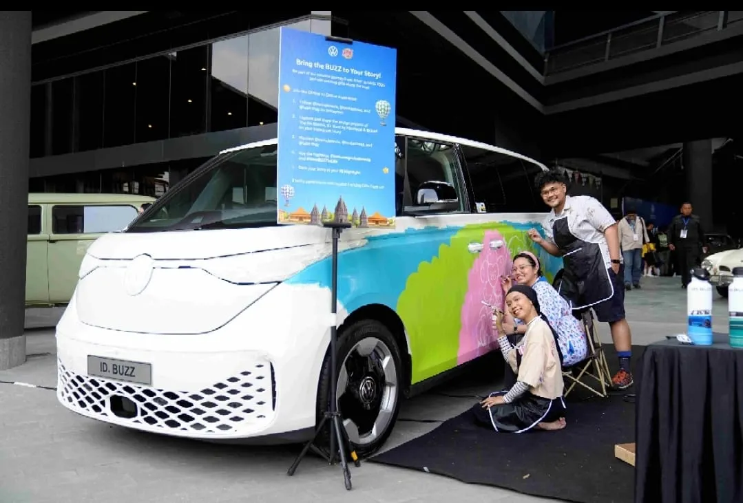 VW ID. Buzz dijadikan media melukis seniman Tabe Thay dan Tenka Street. Foto: dok. VW Indonesia.