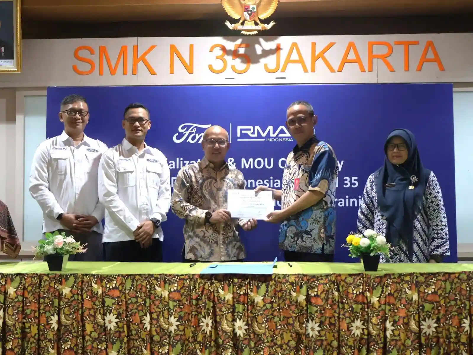 Irwan Nurfiandy, Head of Marketing RMA Indonesia; Elyus Dwi Erwanto, Head of Service Operation; Toto Suharto, Country Manager RMA Indonesia; Firdaus, Wakil Kepala Sekolah Bidang Kurikulum SMKN 35 Jakarta; Endang Winarni, Kepala Sub Bagian Tata Usaha SMKN 35 Jakarta. Foto: doc Ford
