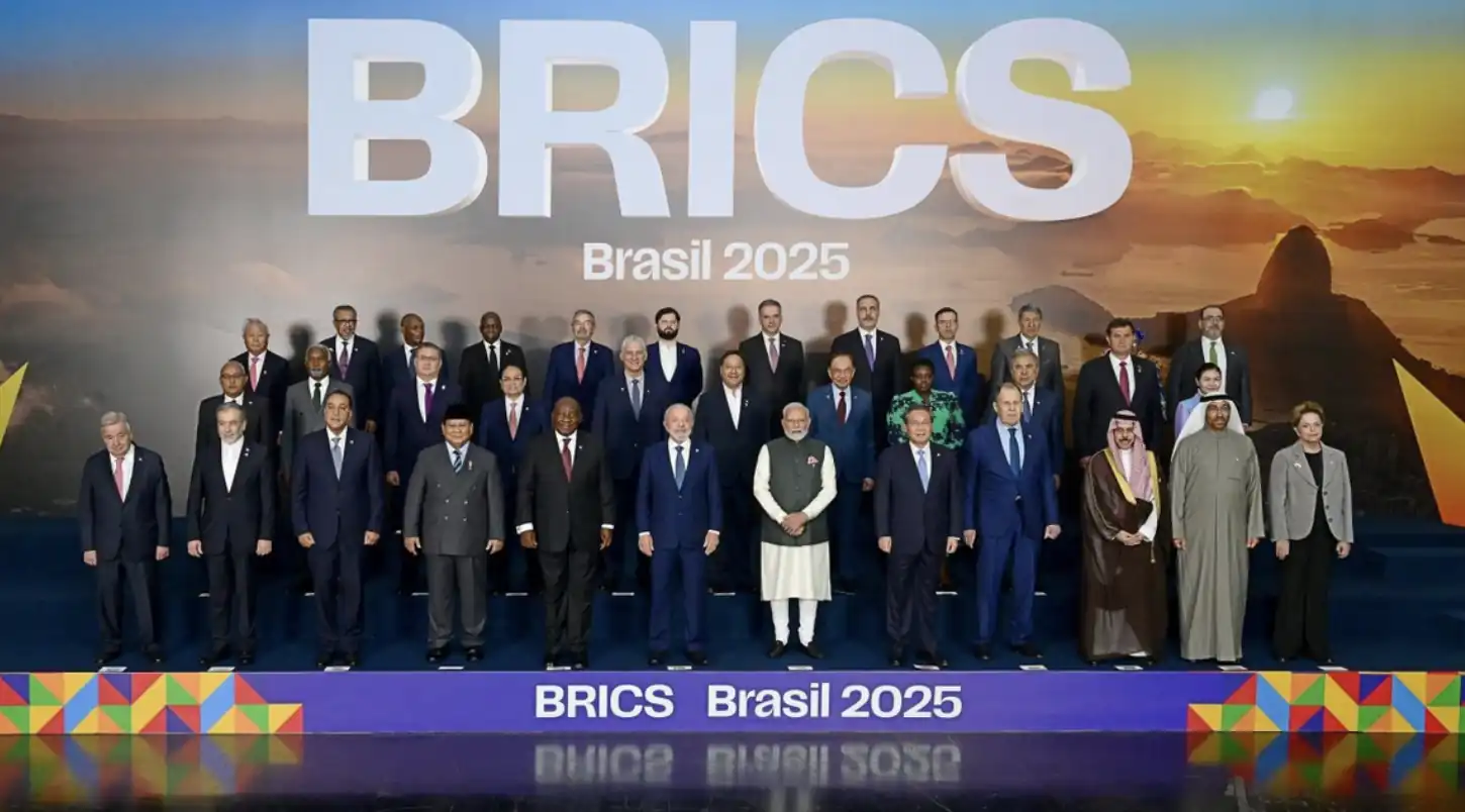 Para delegasi negara-negara anggota BRICS berfoto bersama dalam Konferensi Tingkat Tinggi (KTT) BRICS 2025 yang digelar di Brasil. Pertemuan ini membahas peran strategis BRICS dalam transisi energi global dan penguatan kerja sama ekonomi negara-negara selatan dunia. Foto: Setneg.go.id