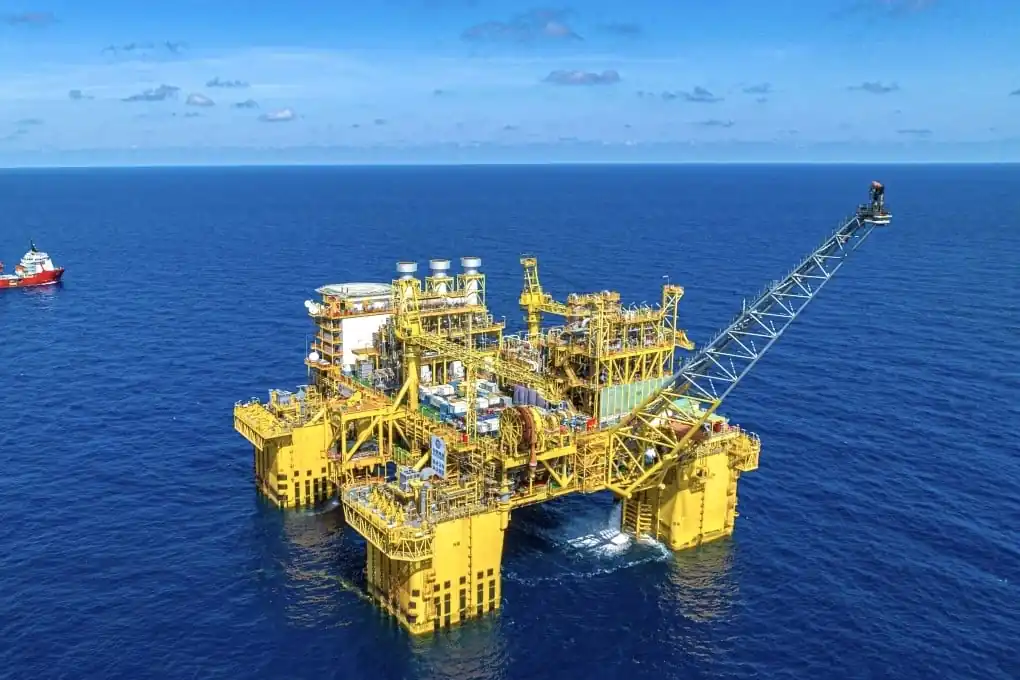 Sebuah anjungan minyak dan gas lepas pantai yang dioperasikan oleh China National Offshore Oil Corporation (CNOOC) di Laut China Selatan. CNOOC juga merupakan produsen jangkar hisap laut dalam yang baru-baru ini dikirim ke Brasil. Foto: Xinhua.