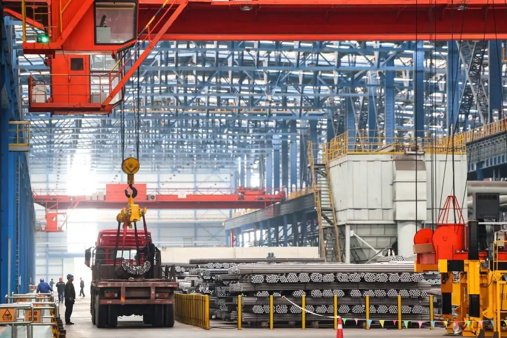 Pekerja di HBIS Group Shijiazhuang Iron and Steel mengangkat baja untuk diangkut di provinsi Hebei utara pada Januari 2025. Foto: Xinhua