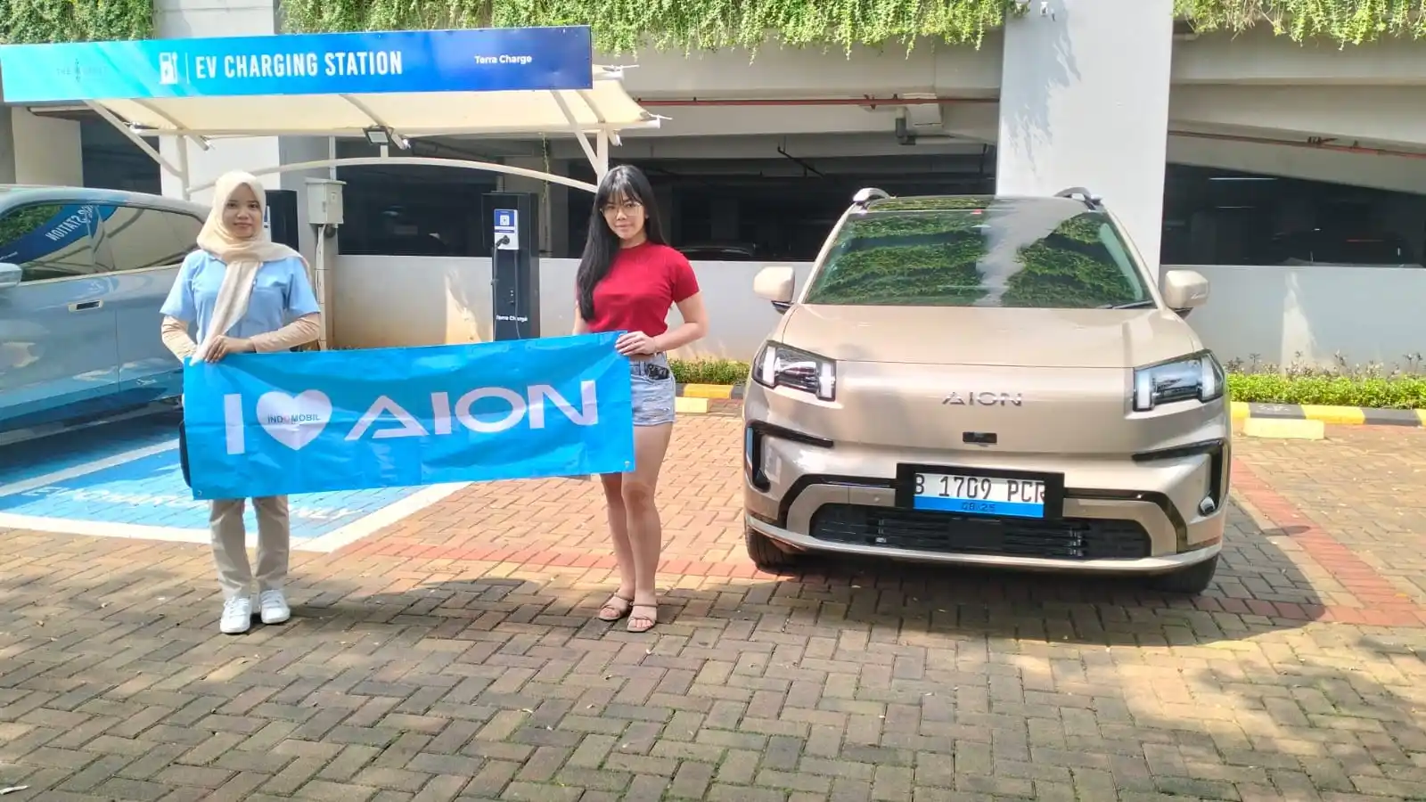 Pengiriman unit Aion V ke konsumen. Foto: GAC Indonesia