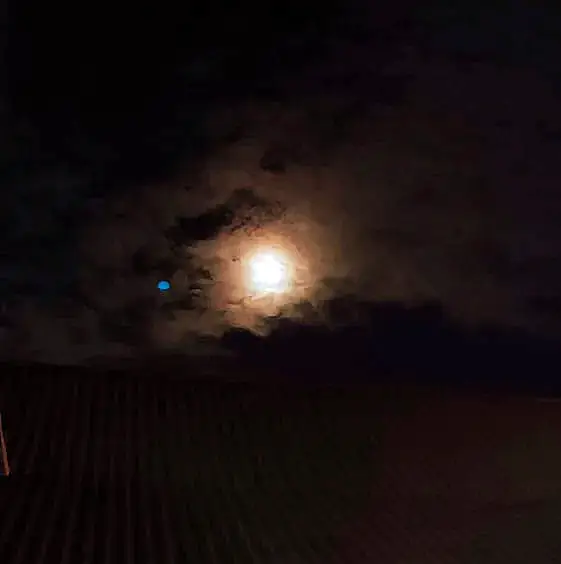 Bulan purnama bersaput awan tipis menyambut Tim Ekspedisi KabarBursa.Com ke pusat pertambangan nikel di Pulau Obi, saat mendarat di dermaga Kawasi, Obi, Kamis, 10 Juli 2025. (Foto: Dok. KabarBursa)