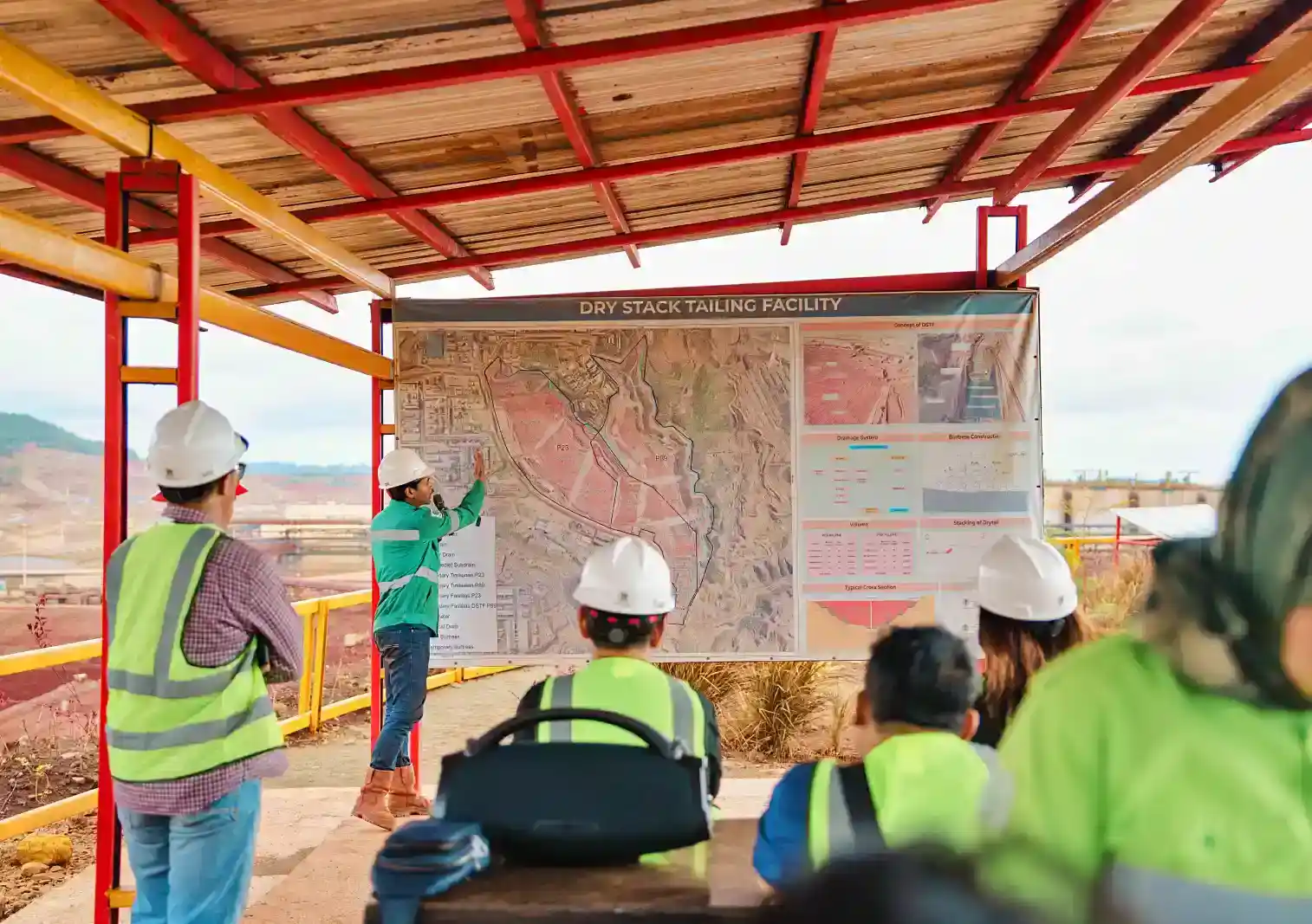 Tim KabarBursa.com tengah menyimak penjelasan dari Harita Nickel mengenai dry stack tailing facility di Pulau Obi, 11 Juli 2025. (Foto: Dok. KabarBursa)