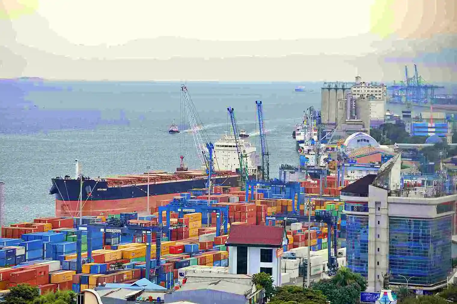 Ilustrasi: Sebuah pelabuhan yang tampak banyak tumpukan peti kemas. (Foto: Dok. KabarBursa)