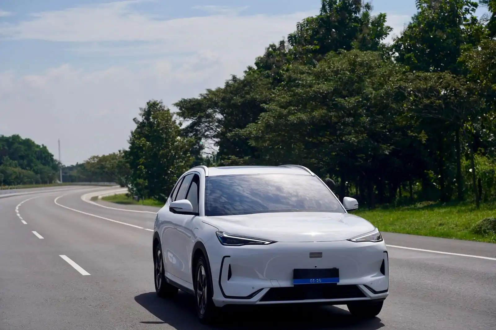 Ilustrasi konsumen test drive Geely EX5, salah satu langkah dalam menentukan pembelian mobil listrik. Foto: dok. Geel Auto Indonesia. 