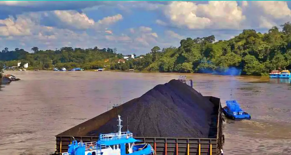 Batu bara diangkut di atas kapal, fasilitas yang dimiliki dan dikelola oleh Petrindo Jaya Kreasi (CUAN) (Foto: Dok. Petrindo)