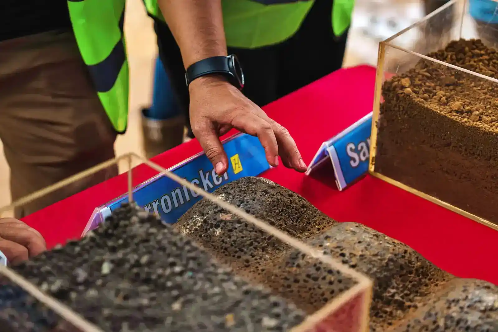 Sampel feronikel yang dilihat tim KabarBursa.com dalam kunjungan ke situs tambang Harita Nickel di Pulau Obi, Maluku Utara, Jumat, 11 Juli 2025. (Foto: Dok. KabarBursa)