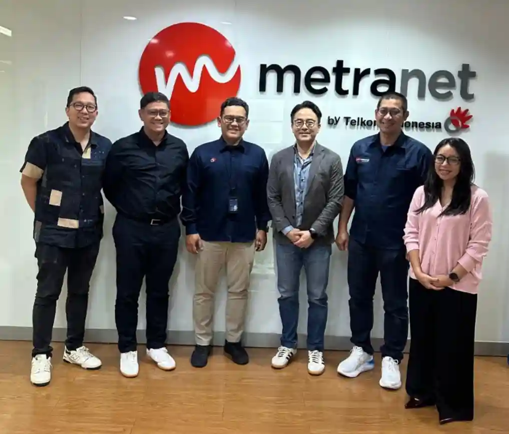 Foto 1 : (kiri ke kanan) Principal Legal Counsel, SEA, Aryadharma Alim, Sr. Manager, Business Development, SEA Tizar Patria, Direktur Utama Metranet Didik Budi Santoso, Director, Business Development, Rest of Asia Netflix Allen Pan, Direktur Bisnis Metranet Faisal Yusuf, Manager Sales Enterprise Cazbox Petty Nugrahadi saat peresmian kerja sama strategis dengan Netflix, beberapa waktu yang lalu.