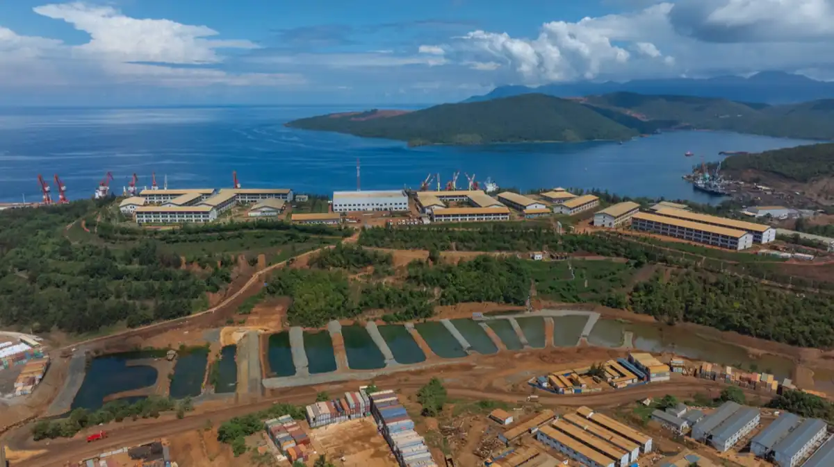 Tampak dari udara kawasan industri Harita Nickel di Pulau Obi, Halmahera Selatan, Maluku Utara. Di bagian bawah gambar, berjajar kolam-kolam sedimentasi yang berfungsi mengendapkan partikel tersuspensi dari limpasan air tambang sebelum dialirkan ke hilir. Fasilitas ini menjadi bagian penting dari sistem pengelolaan air terpadu yang diklaim perusahaan untuk menjaga kualitas lingkungan sekitar. Foto: NCKL.