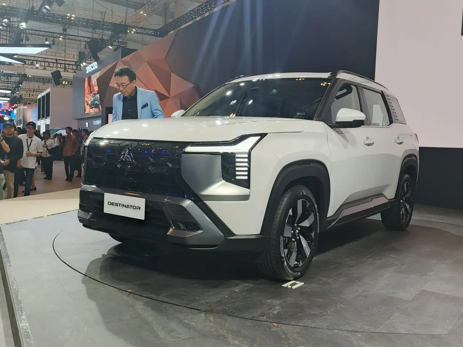 MMKSI mengumumkan harga spesial Mitsubishi Destinator selama GIIAS 2025. Foto: KabarBursa.com/Citra Dara