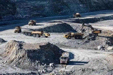 Aktivitas pertambangan di salah satu site milik PT Archi Indonesia Tbk (ARCI). Truk-truk tambang dan alat berat tampak beroperasi di area terbuka yang menunjukkan proses ekstraksi bijih emas dan logam mulia lainnya. ARCI merupakan salah satu produsen emas terbesar di Indonesia yang juga menghasilkan perak sebagai produk sampingan dari tambangnya di Sulawesi Utara. Foto: Dok. PT Archi Indonesia Tbk.