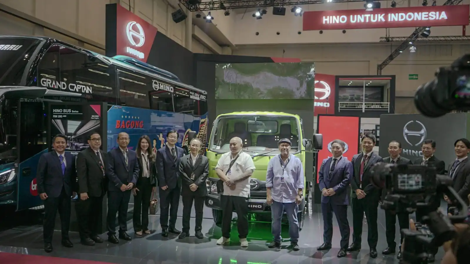 Penyerahan kunci secara simbolis Hino 300 Series kepada PT Jasa Berdikari Logistics Tbk. Foto: KabarBursa.com/Citra