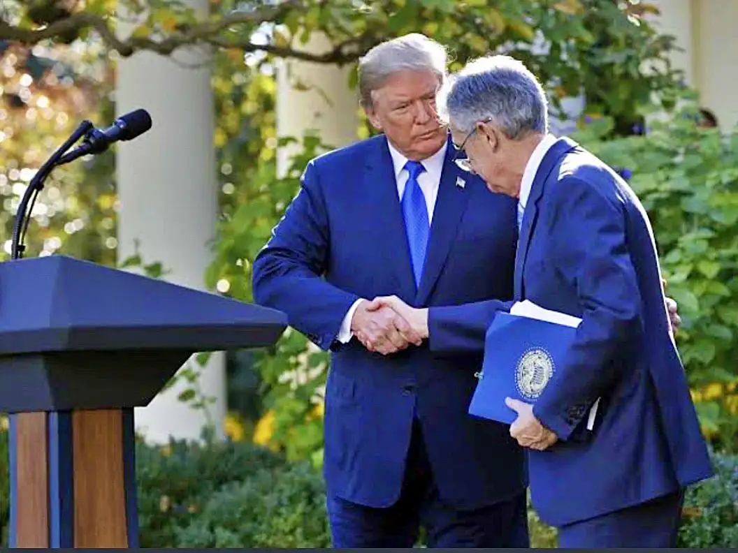 Presiden Amerika Serikat (AS) Donald Trump dan Ketua The Fed Jerome Powell tengah berjabat tangan di suatu momen. (Foto: Dok. The Press Democrat)