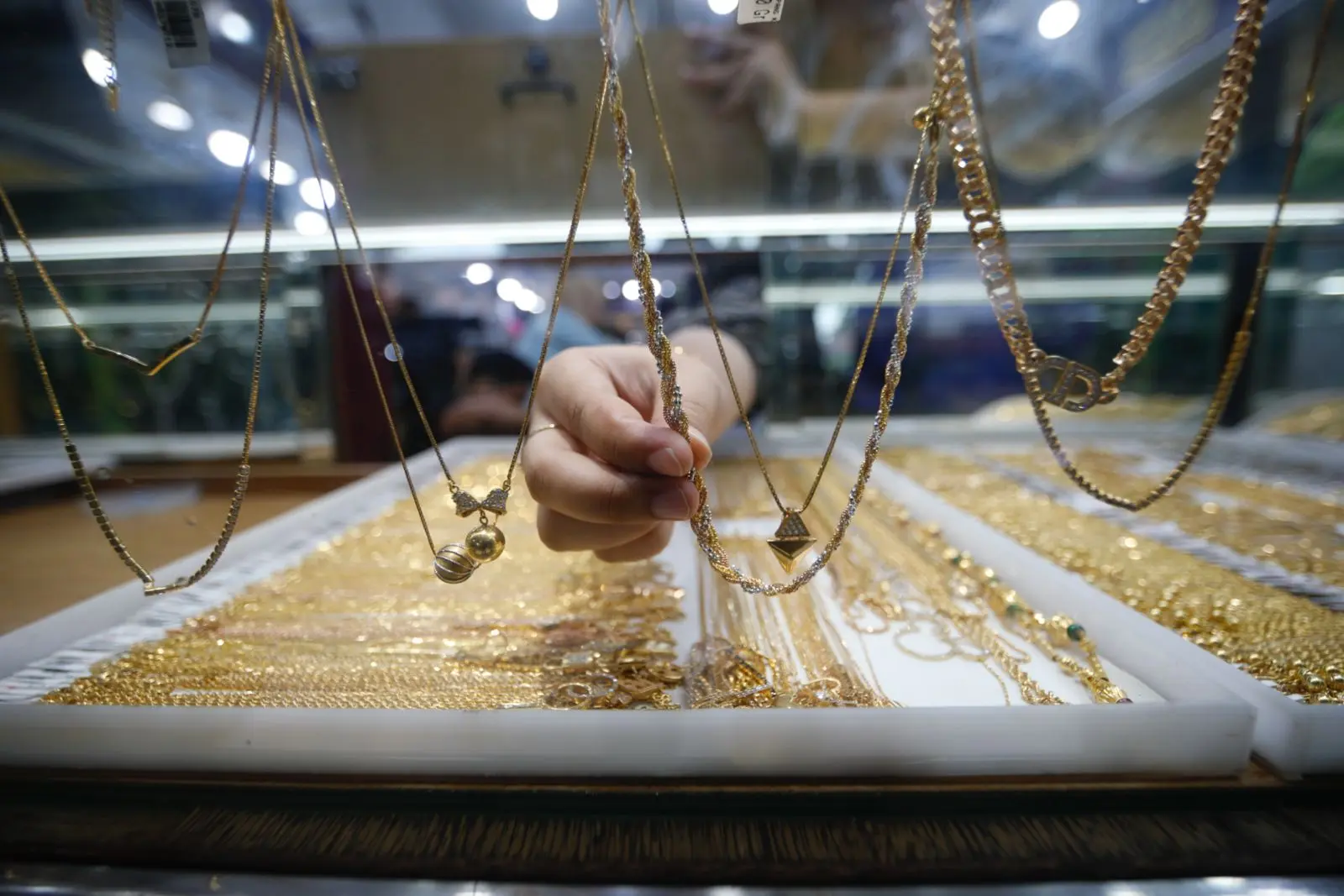 Harga emas dunia menguat, dipicu kehati-hatian investor menanti arah kebijakan The Fed dan hasil negosiasi dagang AS-China. Foto: Dok. KabarBursa.