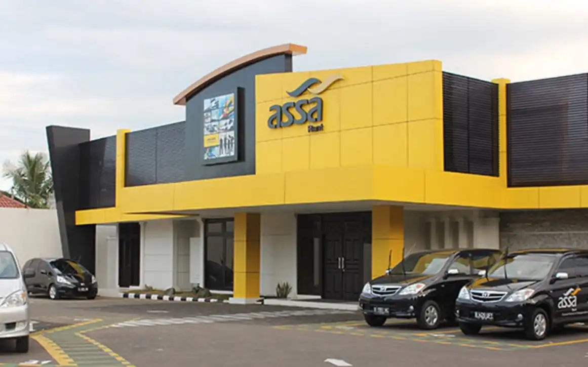 ASSA cetak laba Rp290 miliar karena didorong logistik dan rental. Tapi dominasi segmen logistik dan ekspansi showroom dinilai berisiko. Foto: Dok. ASSA.