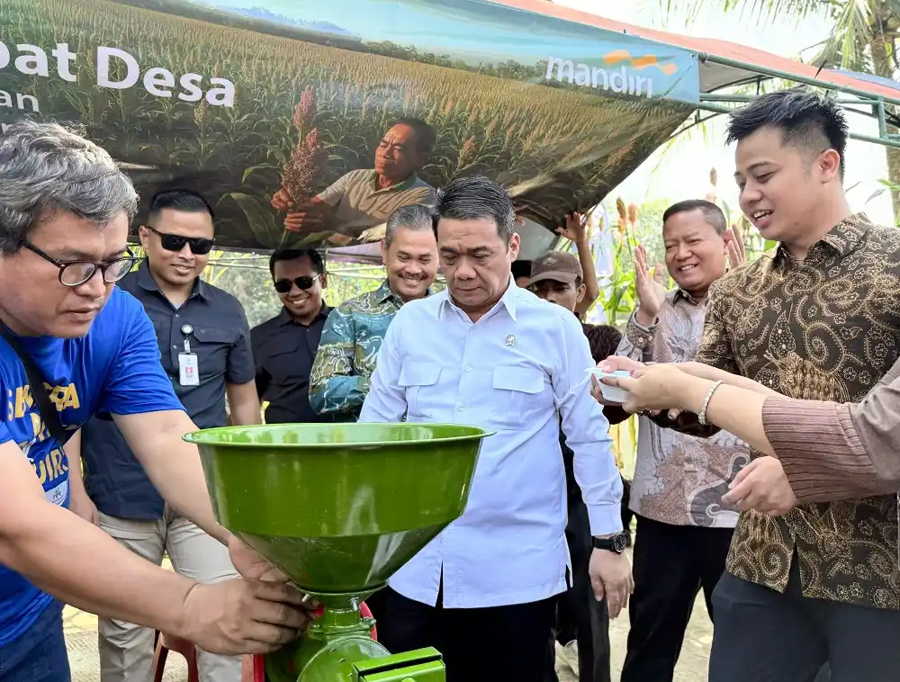 Adapun peluncuran Mandiri Sahabat Desa ini ditandai dengan pemotongan bulir dan batang daun sorgum serta uji coba mesin sosoh dan penepung bantuan. Foto: dok Bank Mandiri