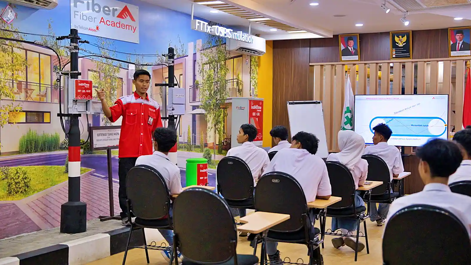 Telkom Akses yang merupakan anak usaha PT Telkom Indonesia (Persero) Tbk (Telkom) melalui Fiber Academy terus menunjukkan komitmennya dalam meningkatkan kompetensi sumber daya manusia. (Foto: Dok. Telkom)