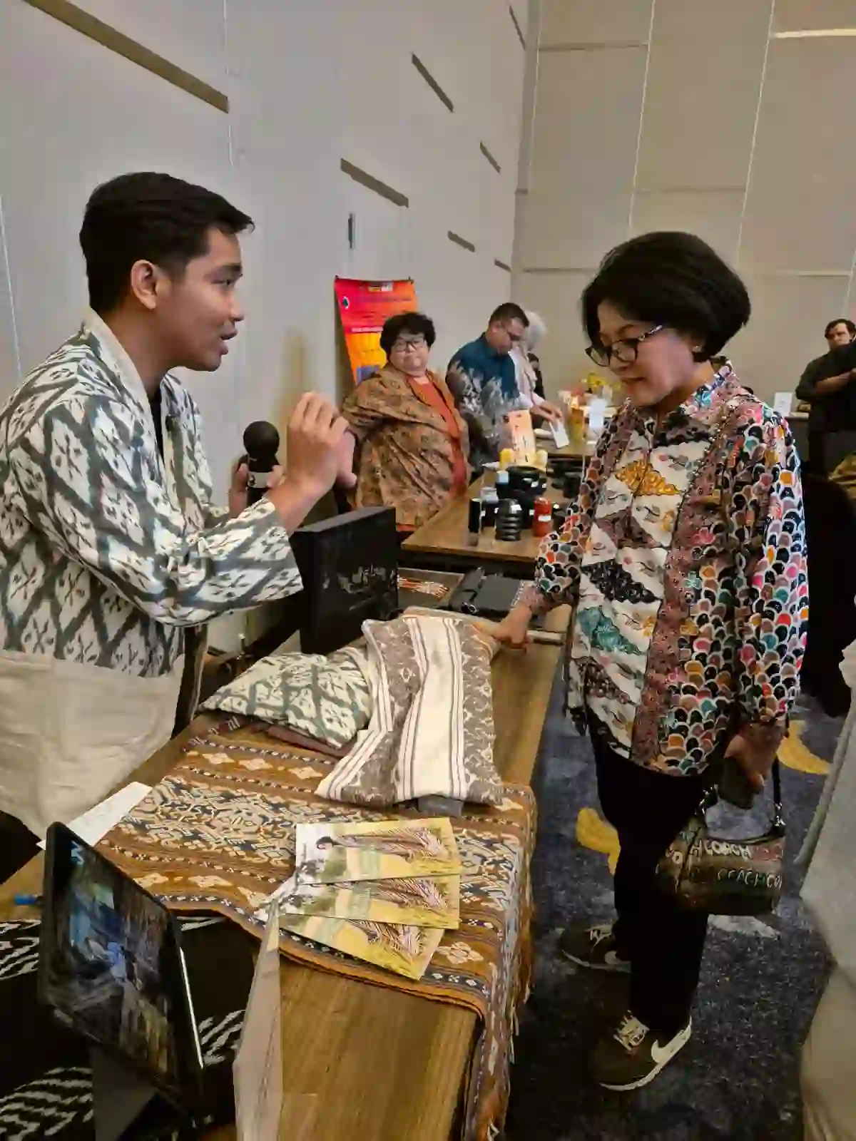 Pengusaha UMKM binaan Pertamina menjelaskan produk unggulannya kepada para calon buyer dalam Business Matching di ajang PaDi UMKM Hybrid Expo 2025
