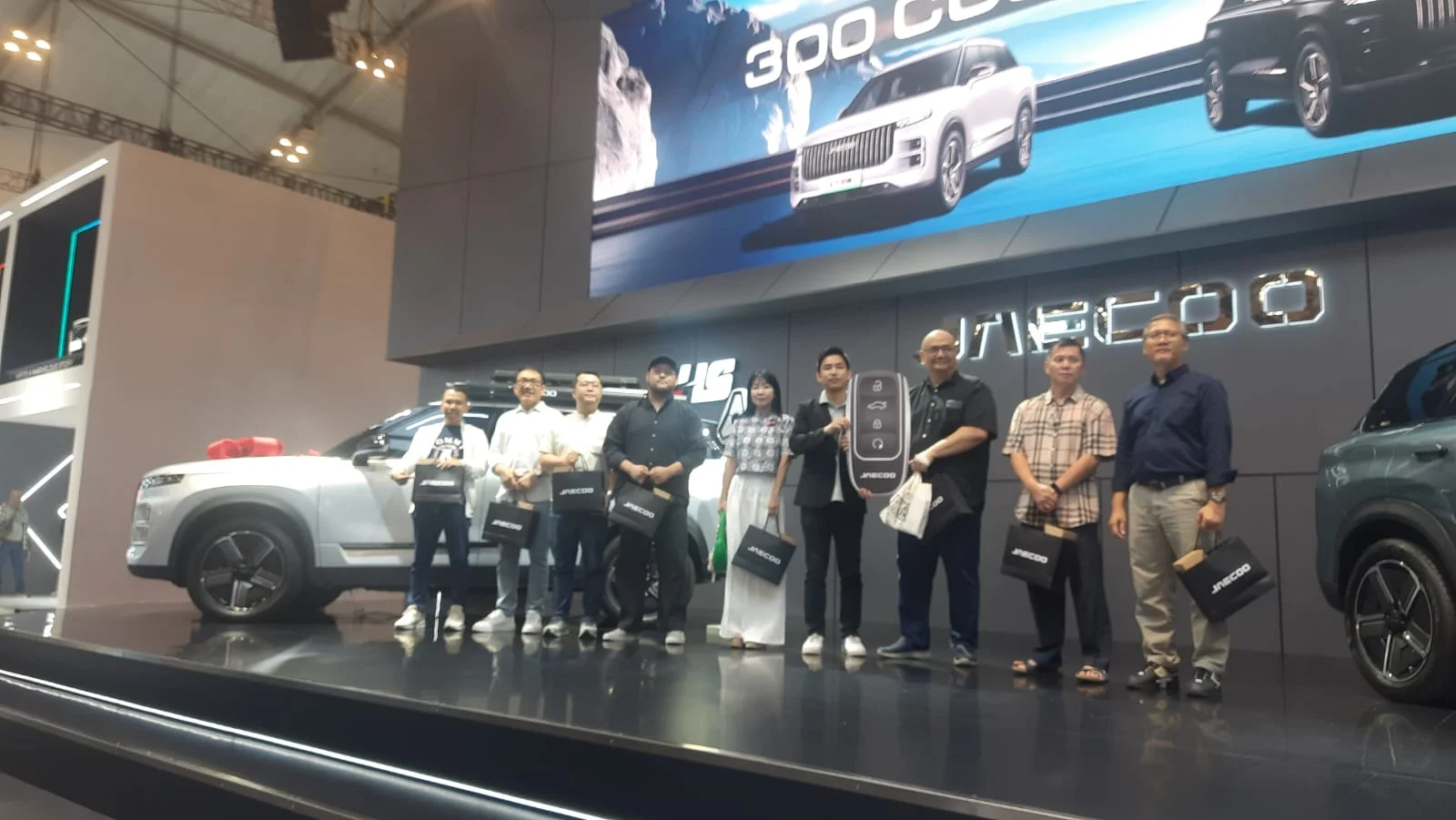 Sebanyak 300 unit Jaecoo J7 SHS diserahkan ke tangan konsumen pertama di GIIAS 2025. Foto: KabarBursa.com/Harun