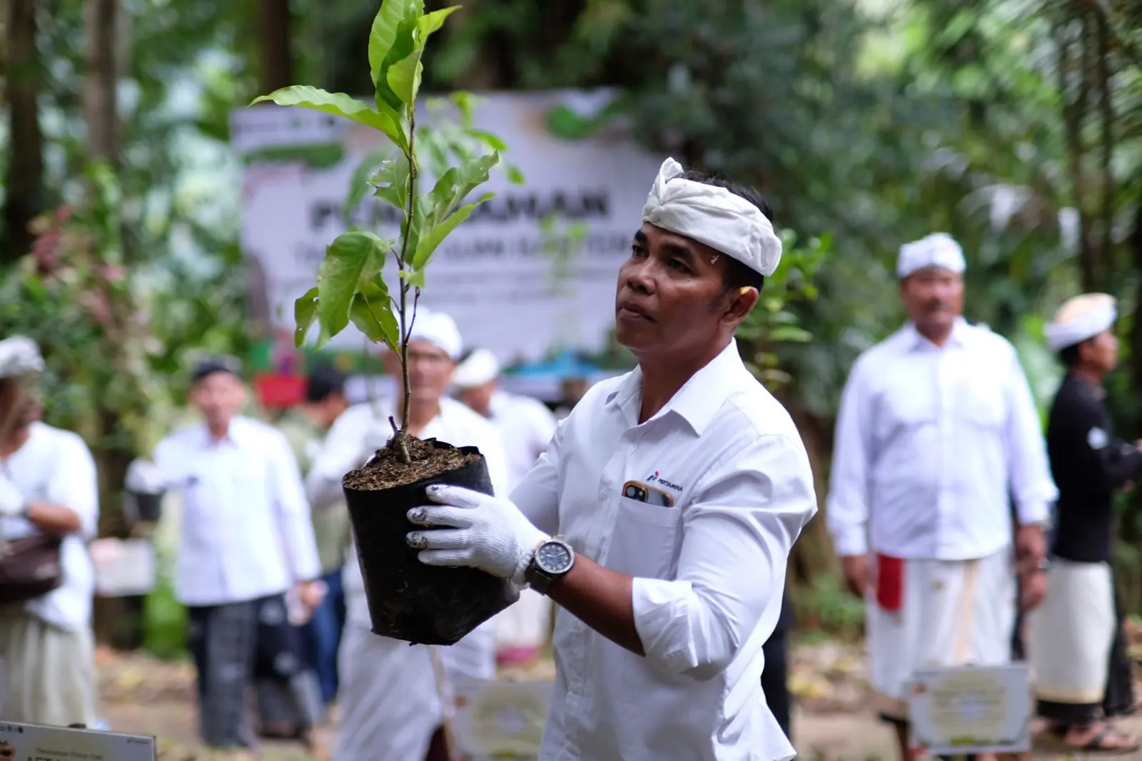Aksi gerakan pelestarian lingkungan yang dilakukan Pertamina di Desa Yehembang Kangin, Jembrana, Bali. Foto: Dok Pertamina