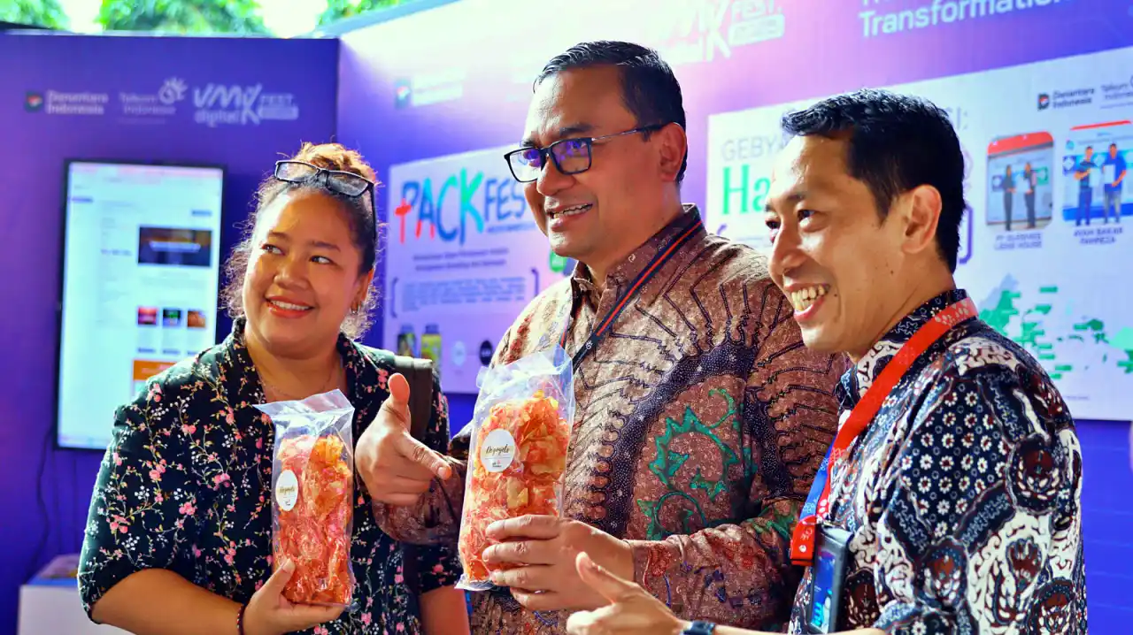 Direktur Human Capital Management Telkom Henry Christiadi bersama SGM Social Responsibility Telkom Hery Susanto dan salah satu UMKM Binaan yang turut menyemarakkan UMK Digital Fest 2025 yang diselenggarakan di Vertical Garden, Telkom Landmark Tower Jakarta. (Foto: Dok. Telkom)