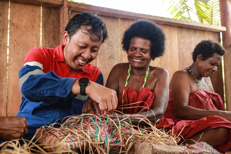 Pertamina hadir untuk membantu warga Kampung Adat Malasigi dalam program TJSL Desa Energi Berdikari (DEB). Foto: doc Pertamina. 