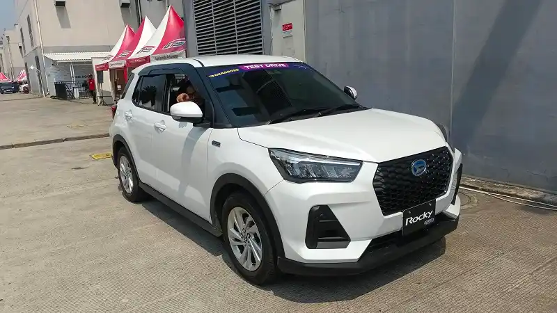 Suasana test drive Daihatsu Rocky Hybrid di GIIAS 2025. Foto: Doc Daihatsu.