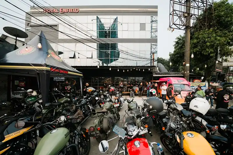 Komunitas mengunjungi tiga store baru Royal Enfield. Foto: doc Royal Enfield. 
