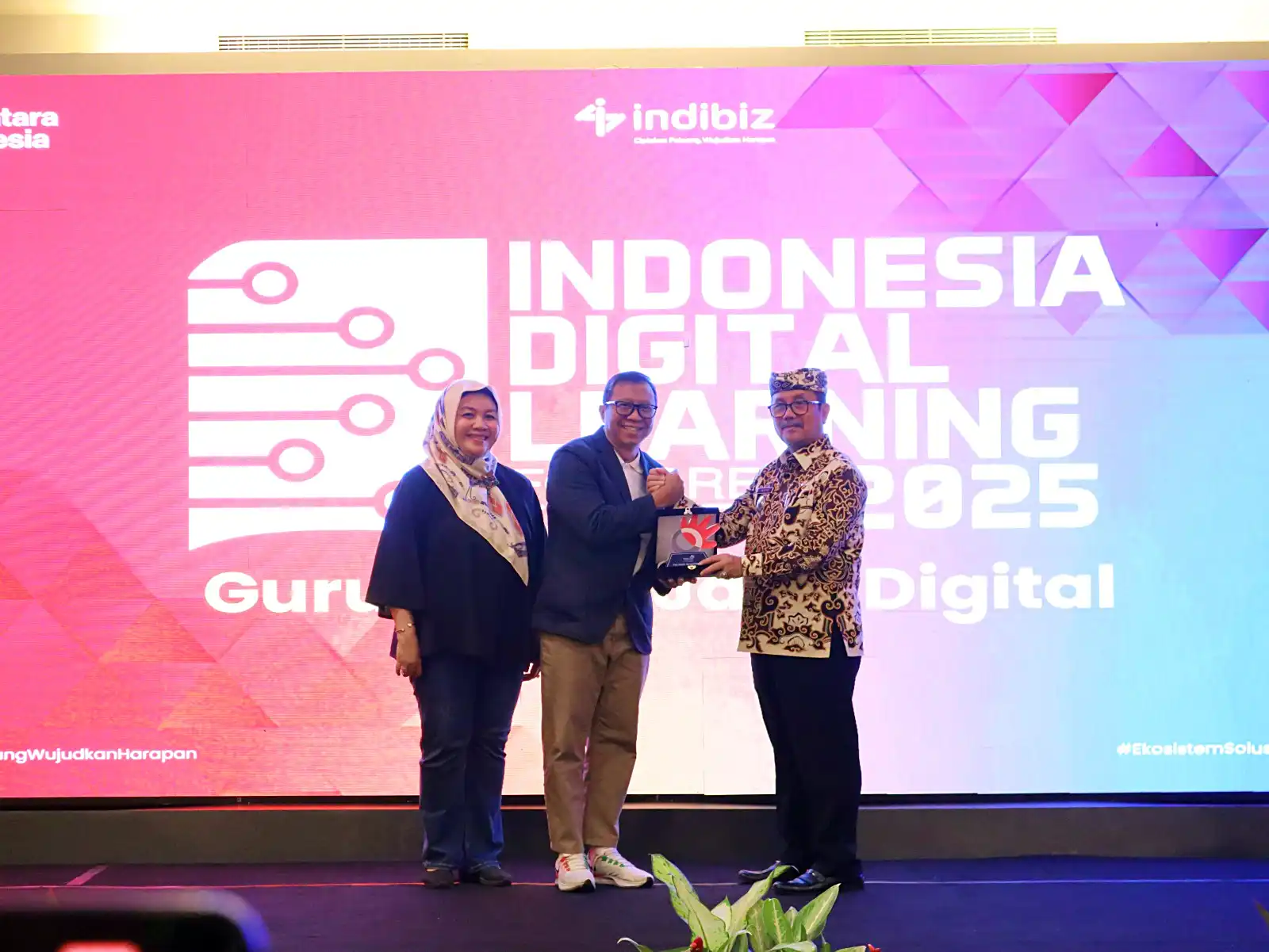 Program Indonesia Digital Learning (IDL) 2025 yang diselenggarakan oleh PT Telkom Indonesia (Persero) Tbk (Telkom) melalui Telkom Regional II, memperoleh dukungan dari Bupati Cirebon. (Foto: Dok. Telkom)