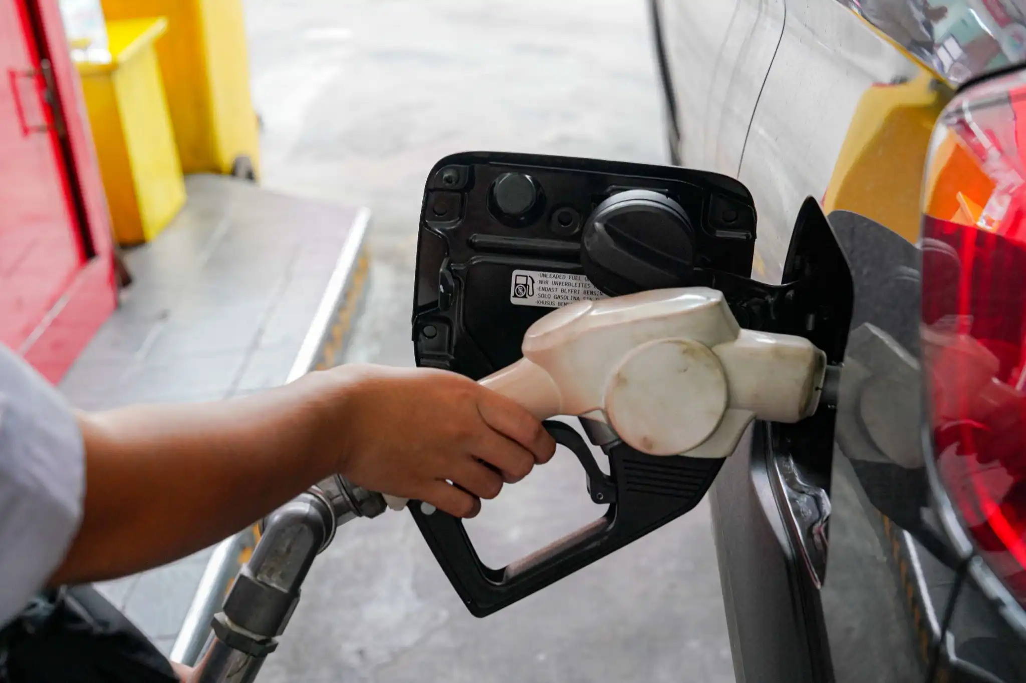 Ilustrasi penggunaan nozzle dispenser pada kendaraan saat mengisi BBM. Foto: Dok Pertamina.