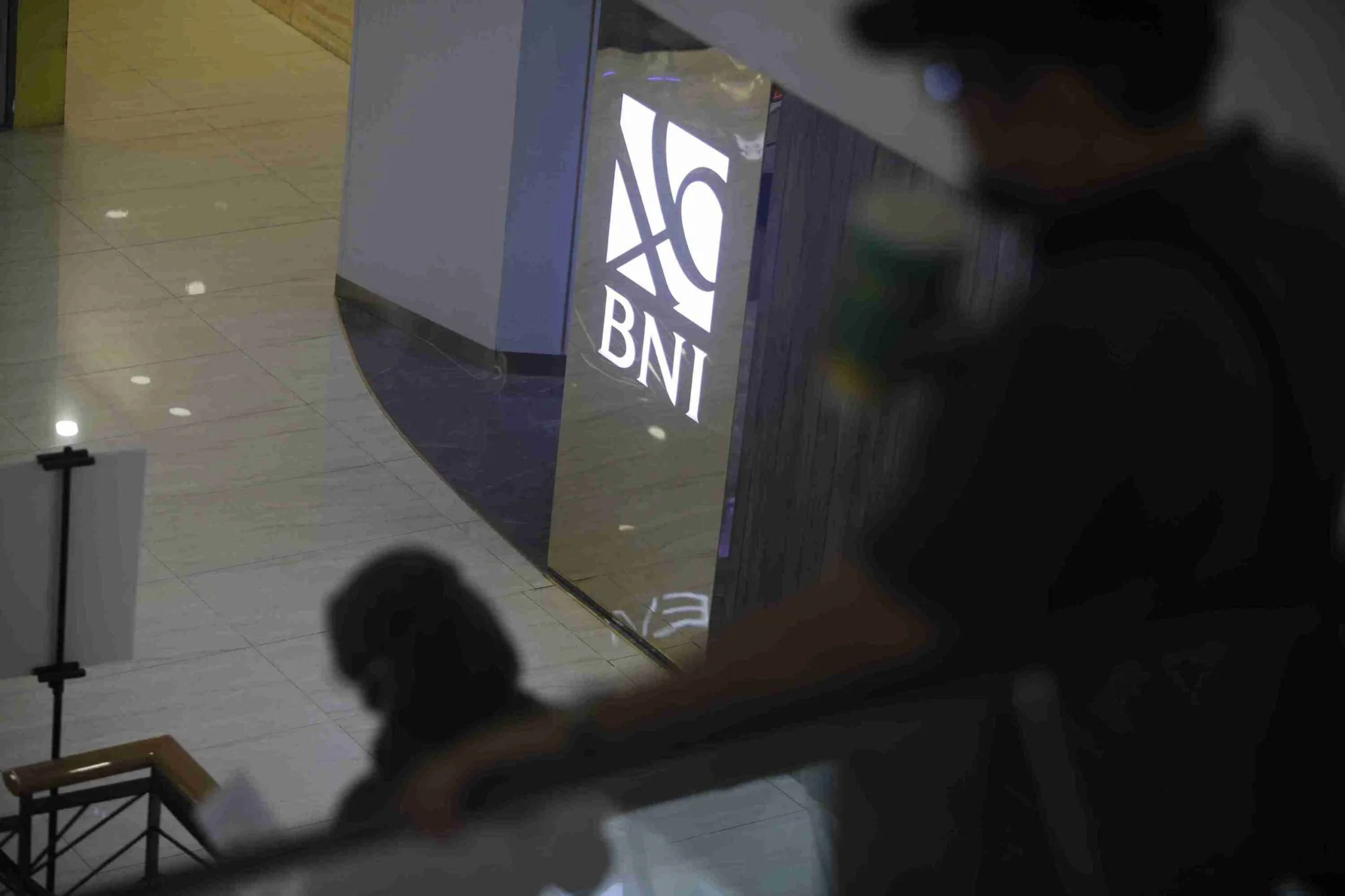 Pengunjung melintas di depan gerai BNI FX Sudirman, Jakarta. Foto: Dok KabarBursa.